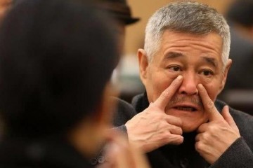 冯小刚作为颁奖嘉宾说错颁奖词被赵本山扇了一巴掌冯小刚其时就懵了