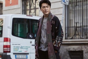 靳东刚出道旧照流出消瘦乌黑气质全无难怪自称表面不如宋小宝