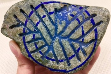 情侣年后玩耍瑞丽一眼相中的三面开窗原石切开后喜极而泣