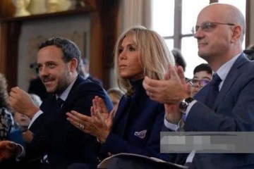 66岁布丽吉特访华回国不歇息穿深蓝裤装好霸气皮肤嫩了不少呀