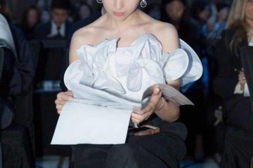 董洁抹胸调配阔腿裤精约高档沉稳大气仍是回忆中的冷清秋