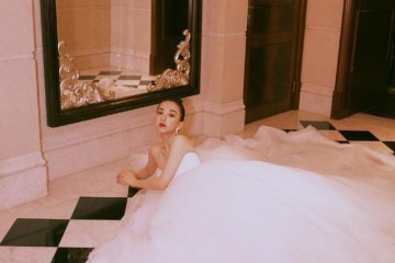 方媛晒写真照一袭白色公主裙美得高雅难怪郭天王心动了