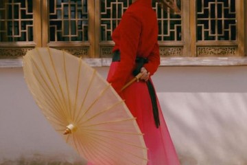 赵露思像是穿了爸爸的衣服白衬衫搭黑色拖地裤幽默又时髦