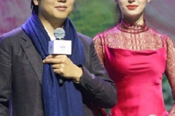 吉娜拿白袜搭芭比裙意外美成全场焦点