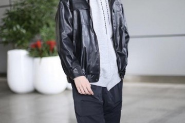 胡一天现身机场人气爆棚卫衣叠穿皮衣大长腿招眼