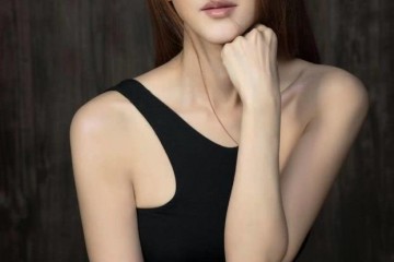 51岁萧蔷还能美成啥样穿百褶裙加无痕袜这腿15岁不能再多