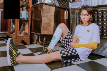 窦靖童为闺蜜庆生穿扎染卫衣时尚特性纯天然尖下巴未免太抢镜