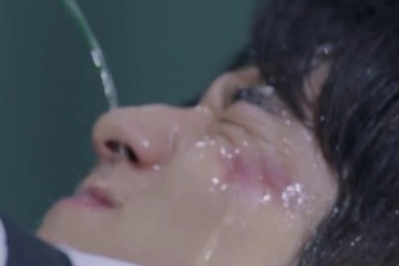 张新成拍戏用水喷脸高清镜头下妆容全花素颜让人难叫男神