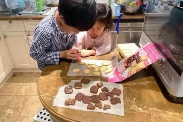 霍启刚晒子女周末日常哥哥和妹妹合力做饼干画面温馨有爱