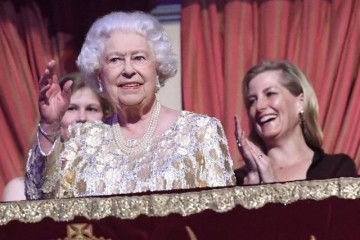 女王登基后只向戴安娜鞠躬低过头原因很简单却让品格外心酸