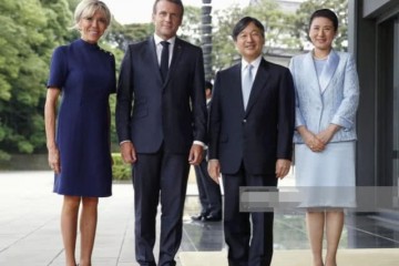 法国第一夫人与日本雅子皇后同穿蓝裙66岁布丽吉特不输56岁雅子