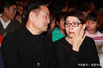 宋丹丹携全家出门K歌儿子巴图牵手老妈一家人其乐融融