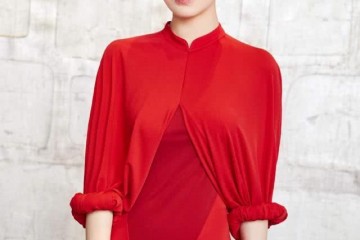 39岁宋佳不走寻常路礼衣袖子卷到手肘不像走秀倒像要干活