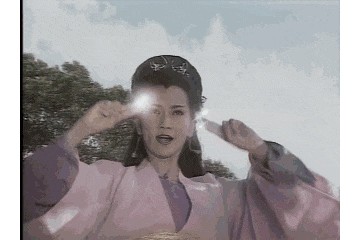 毛阿敏还真异乎寻常年过半百染黄发短裤配衬衫好时尚惋惜了