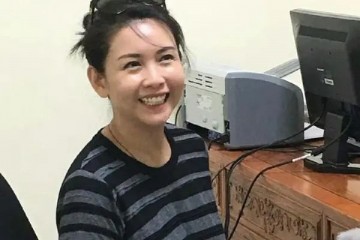 邱淑贞51岁哪还灵气满脸油光有细纹站起来膀大腰圆太老了