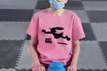 宋祖儿近照曝光粉色套安装苹果辫儿遛狗look也是满分少女感