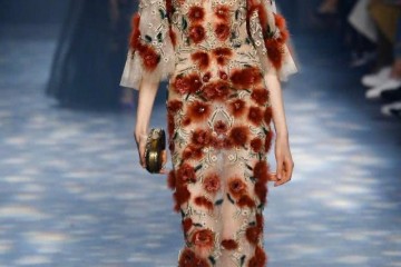 还在穿小黑裙小白裙本年盛行锦簇繁花裙精美又豪华