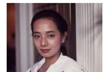 曾17岁拒婚张国荣后被周星驰捧红获影后今60岁3婚还风韵犹存