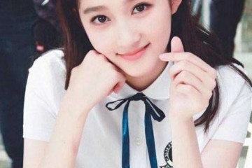 本认为关晓彤穿校花服够好看了看到迪丽热巴才知啥叫一眼沦亡