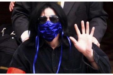 迈克尔·杰克逊的腐朽双脚暴露在真菌里变形得不能跳舞