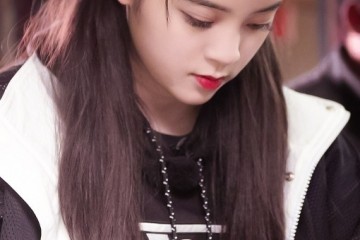 欧阳娜娜坐地铁玩手机被路人关滤镜抓拍看清颜值太实在了