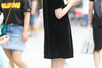 分明都要30岁了还要打扮成15岁的姿态阿姨是真的固执