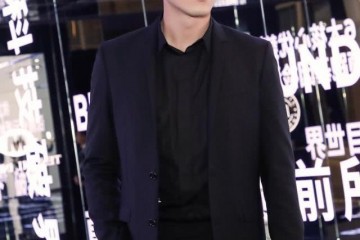 林更新正经起来让人惧怕黑色西安装大背头186大个太英俊