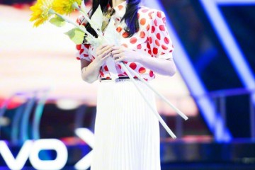 张柏芝美人在骨不在皮波点衬衫调配厚刘海造型也难掩高档气质