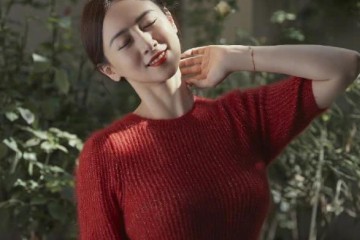 51岁翁虹总算开窍穿赤色针织衫配格纹半身裙少女气质感太好了