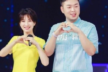 37岁吴昕满满少女感小羊毛外套配条纹衫怪不得海涛这么宠她