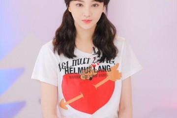 郑爽扎双马尾穿印花T恤白色的短裤录节目少女气味扑面而来