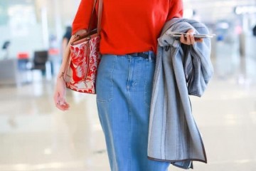 38岁万茜自带高档感赤色T恤配牛仔裙精约清新真减龄