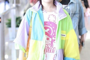 赖美云机场穿搭很拉风拼色安装公主切发型撞衫邢菲腿又成焦点
